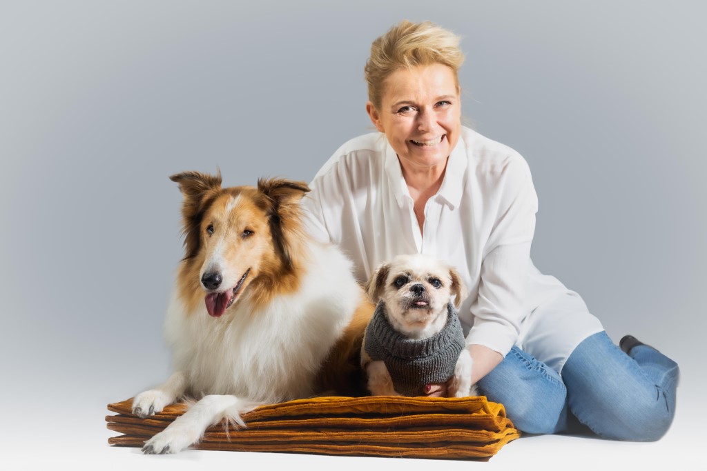 Ria Smits van Pettersen met twee gelukkige honden